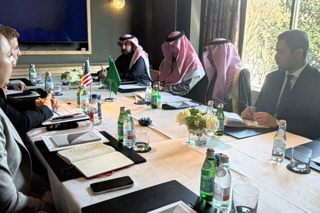 جانب من الاجتماع بين وزير الصناعة بندر الخريف ووكيل وزارة الخارجية الأمريكية للشؤون الاقتصادية جاكوب هيلبرغ