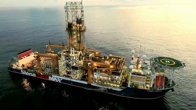 حفار بترولي يعمل في البحر