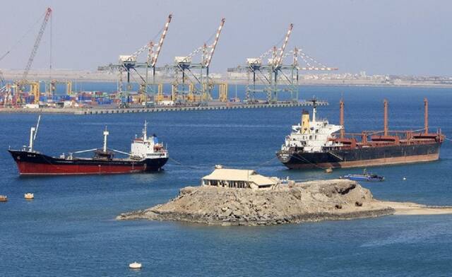 الحوثيون يهددون باستهداف السفن في البحر المتوسط