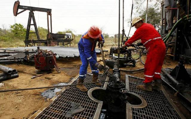 النفط يهبط عند التسوية مع ضغط تكهنات زيادة الإمدادات الأمريكية