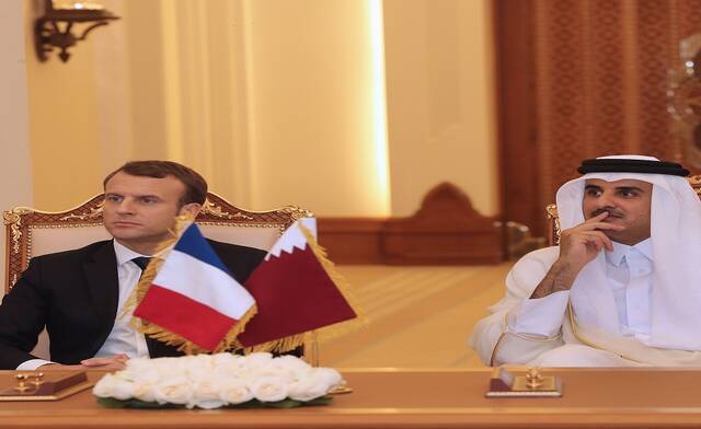 الشيخ تميم بن حمد آل ثاني أمير دولة قطر مع إيمانويل ماكرون رئيس الجمهورية الفرنسية