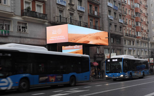 شاشات عرض المواقع السياحية العُمانية في الشوارع الإسبانية