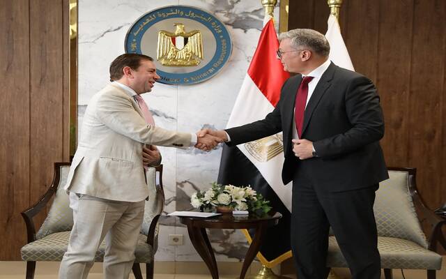 البترول تبحث مع "شل" تنمية الاكتشافات القبرصية باستخدام البنية التحتية المصرية