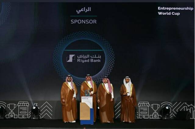 خلال تكريم وزير التجارة السعودي الشركات والبنوك الأكثر تمويلاً للمنشآت الصغيرة والمتوسطة ومتناهية الصغر