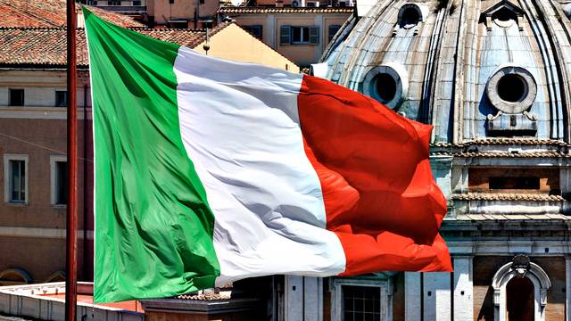 موديز تخفض التصنيف الائتماني لإيطاليا