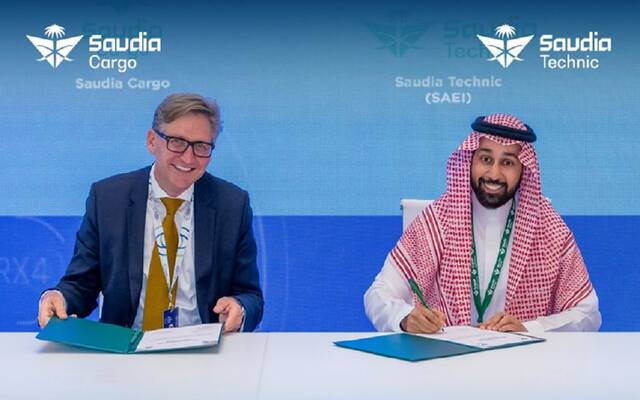 جانب من توقيع شركة الخطوط السعودية للشحن "السعودية للشحن" الاتفاقية مع الشركة السعودية لهندسة الطيران