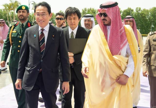 رئيس وزراء اليابان يصل إلى جدة في زيارة رسمية للمملكة