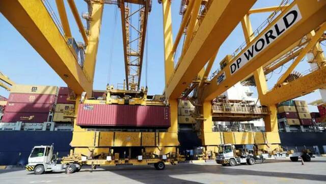 "موانئ دبي" توقّع اتفاقية لإطلاق شركة لإدارة ميناء حاويات بماليزيا