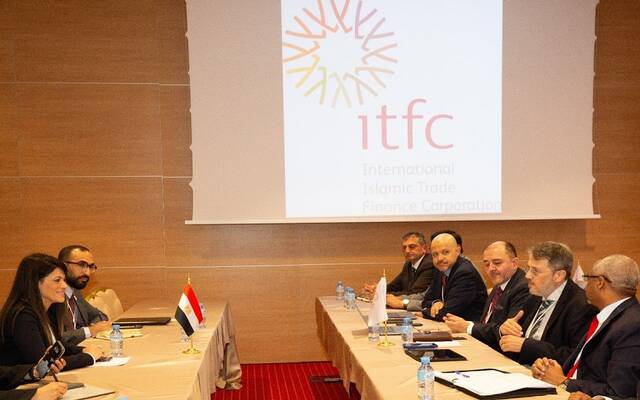 الدكتورة رانيا المشاط وزيرة التخطيط والتنمية الاقتصادية والتعاون الدولي المصرية مع الرئيس التنفيذي للمؤسسة الدولية الإسلامية لتمويل التجارة المهندس أديب الأعمى