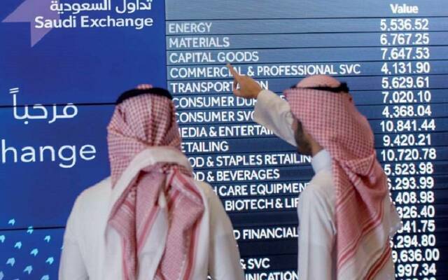متعاملان بسوق الأسهم السعودية- رشيفية