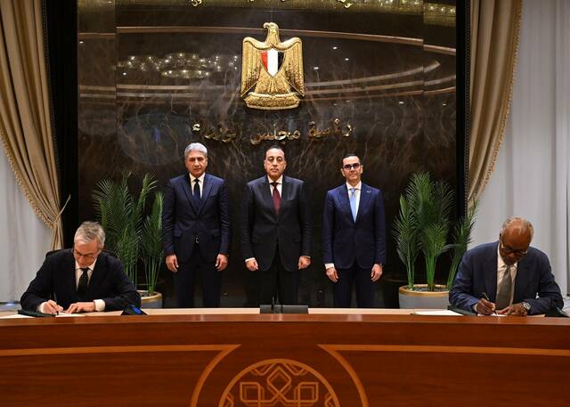 جانب من مراسم توقيع العقد