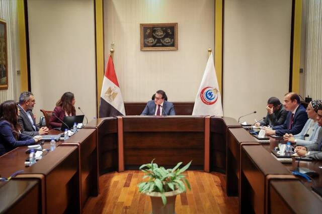 مصر تبحث مع شركتين دوليتين التعاون في تطوير المعامل وتوطين صناعة المستلزمات