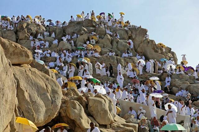 حجاج على جبل عرفات