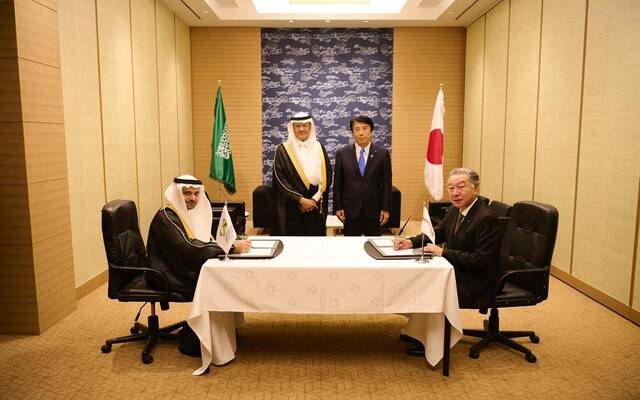 جانب من توقيع الشركة السعودية لشراء الطاقة اتفاقيتي الشراء مع تحالفٍ بقيادة شركة "ماروبيني" اليابانية وبحضور وزير الطاقة