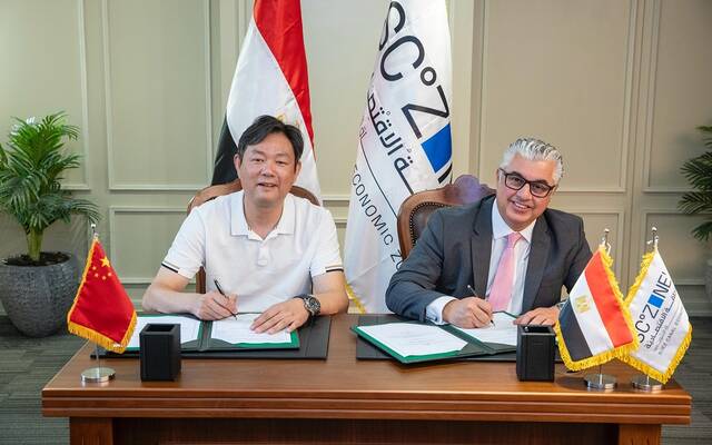 جانب من توقيع العقد