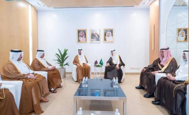 وزير البيئة والمياه والزراعة، عبد الرحمن بن عبد المحسن الفضلي مع وزير البلدية في دولة قطر عبد الله بن حمد العطية