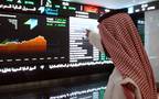 مستثمر امام شاشة التداول في السوق السعودي ـ أرشيفية