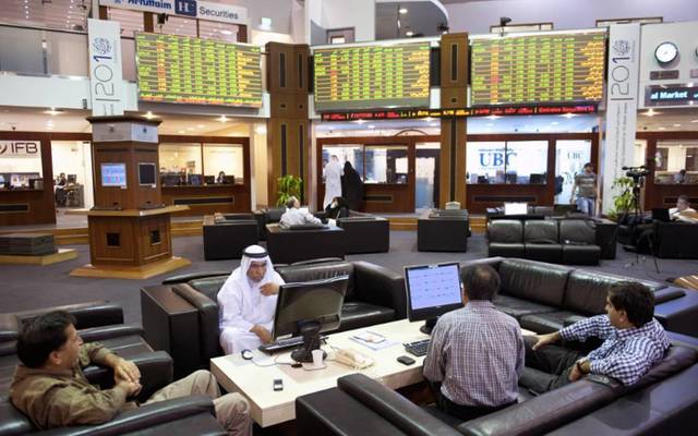 متعاملون يتابعون الأسعار بقاعة سوق دبي المالي