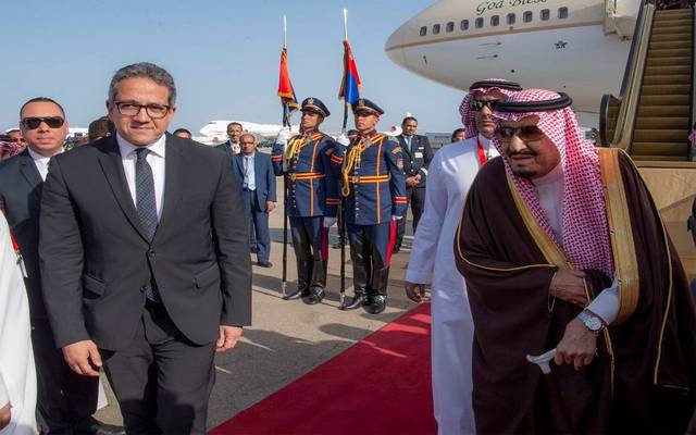 الملك سلمان يغادر مصر بعد حضور القمة العربية الأوروبية