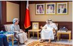 عبداللطيف بن راشد الزياني وزير الخارجية البحريني و أوكاي آساكو سفيرة اليابان لدى مملكة البحرين