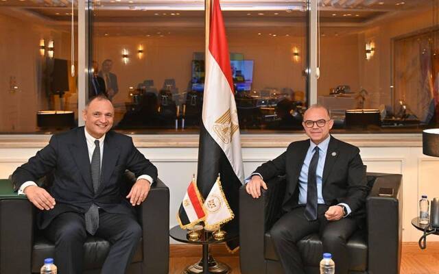 الدكتور محمد فريد صالح وزير الاستثمار والتجارة الخارجية المصري ورياض مزور وزير التجارة والصناعة المغربي