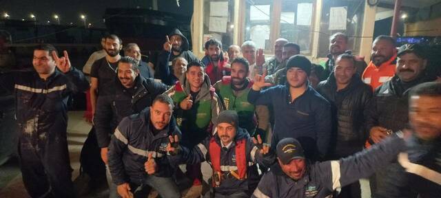 هيئة قناة السويس تنقذ طاقم سفينة بضائع مهددة بالغرق قبالة بورسعيد