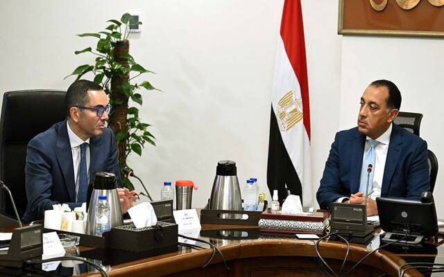 الدكتور مصطفى مدبولي رئيس مجلس الوزراء المصري المهندس حسن الخطيب وزير الاستثمار والتجارة الخارجية