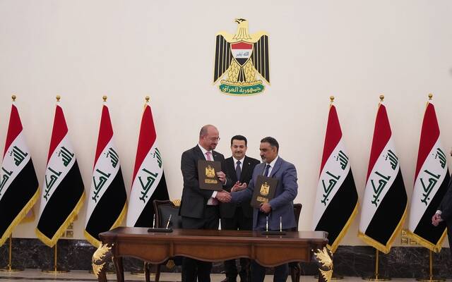 العراق يتبادل العقود الموقعة مع شركة سيمنز للطاقة الألمانية