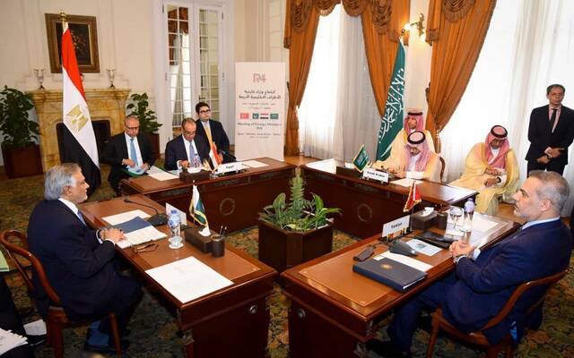 بدر عبد العاطي وزير الخارجية ومحمد إسحاق دار نائب رئيس الوزراء ووزير خارجية جمهورية باكستان والأمير فيصل بن فرحان آل سعود وزير خارجية المملكة العربية السعودية