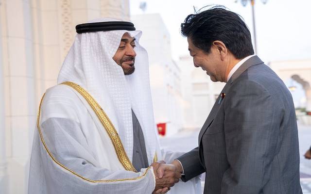 بالصور.. محمد بن زايد يستقبل رئيس وزراء اليابان في أبوظبي