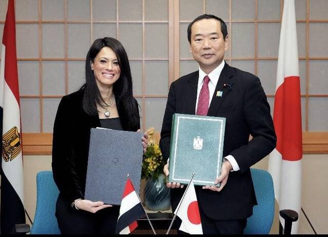 جانب من التوقيع