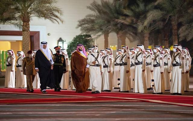 أمير قطر يستقبل ولي العهد السعودي في مطار الدوحة الدولي