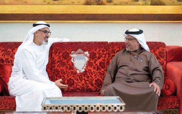 ولي عهد أبوظبي يبحث مع رئيس وزراء البحرين تعزيز العلاقات الثنائية