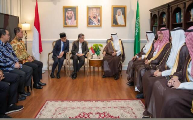 الجلاجل يبحث تعزيز الشراكة الصحية مع وزير حماية العمال الإندونيسيين