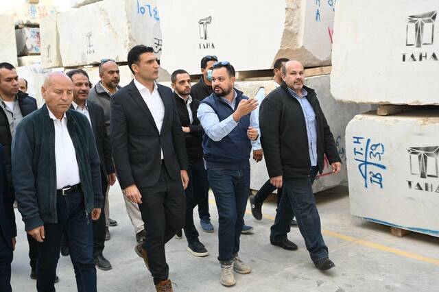 وزير الصناعة المصري يتفقد مصانع الرخام والجرانيت بـ"شق الثعبان"