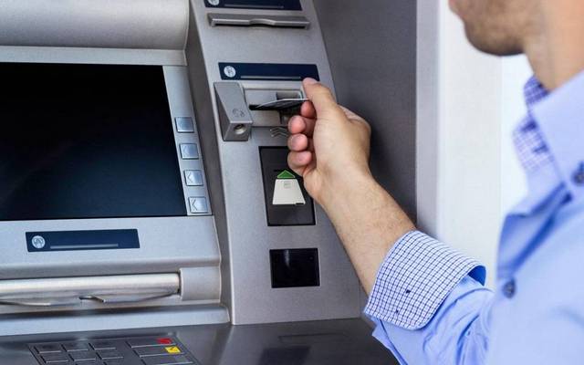 المركزي المصري يمد فترة سريان قرارات بينها إلغاء عمولات السحب النقدي من "ATM"