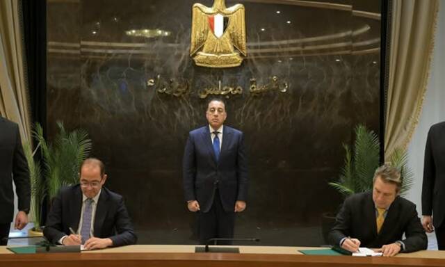 جانب من التوقيع