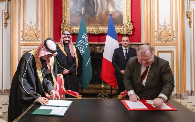 وزير القوات المسلحة الفرنسية ووزير الدفاع السعودي يشهدان توقيع مشروع خطة تنفيذية بين الوزارتين