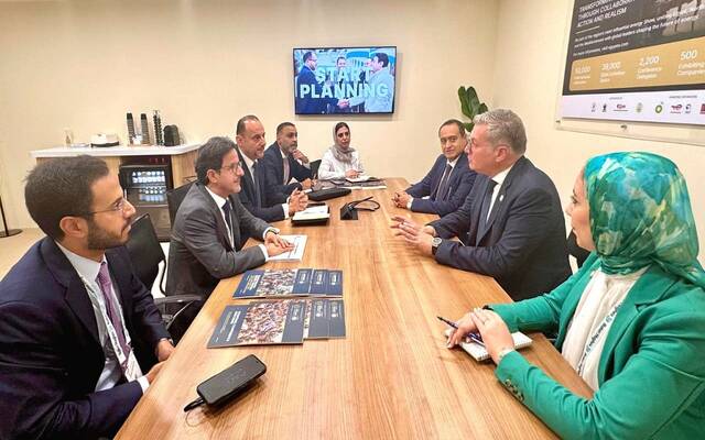 المهندس كريم بدوي وزير البترول والثروة المعدنية المصري ومصبح الكعبي الرئيس التنفيذي لشركة أدنوك الإماراتية