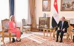 الرئيس المصري عبد الفتاح السيسي مع دورين بوجدان مارتن، الأمين العام للاتحاد الدولي للاتصالات