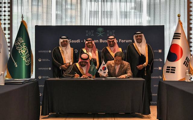 جانب من توقيع إحدى الاتفاقيات على هامش منتدى الأعمال السعودي الكوري