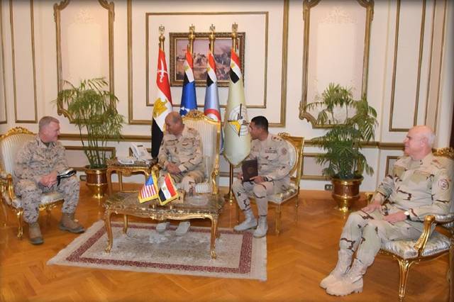 وزير الدفاع المصري وقائد القيادة المركزية الأمريكية يبحثان أوضاع المنطقة