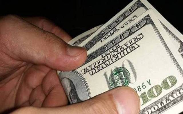 محافظ المركزي المصري:الدولار تراجع 4 جنيهات منذ تحرير سعر الصرف