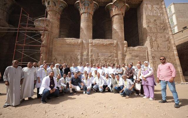 شريف فتحي وزير السياحة والآثار المصري خلال زيارة إلى مدينة إسنا لتفقد مشروع "إعادة إحياء إسنا التاريخية"