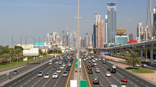 شرطة دبي تدرس توحيد السرعات على الطرق