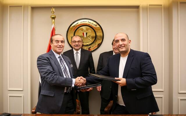 جانب من توقيع الاتفاق