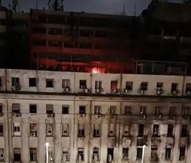 قوات الحماية المدنية تتمكن من إخماد حريق تجدد في مبنى ملحق بسنترال رمسيس