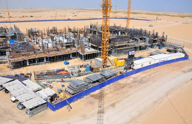 يستمر العمل أيضاً بوتيرة متسارعة على تطوير المجمعات السكنية