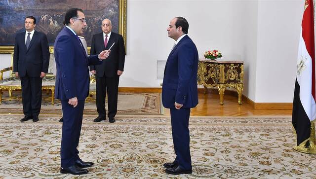 حكومة مصر الجديدة تبدأ فترة جديدة تستهدف تحقيق النمو