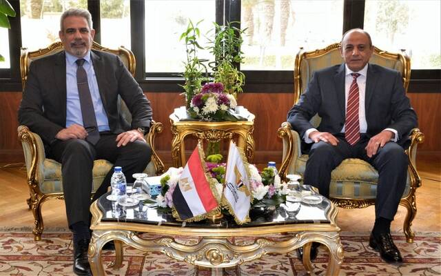 وزير الطيران المصري يبحث مع مسؤولي "الأياتا" التعاون في مجال النقل الجوي